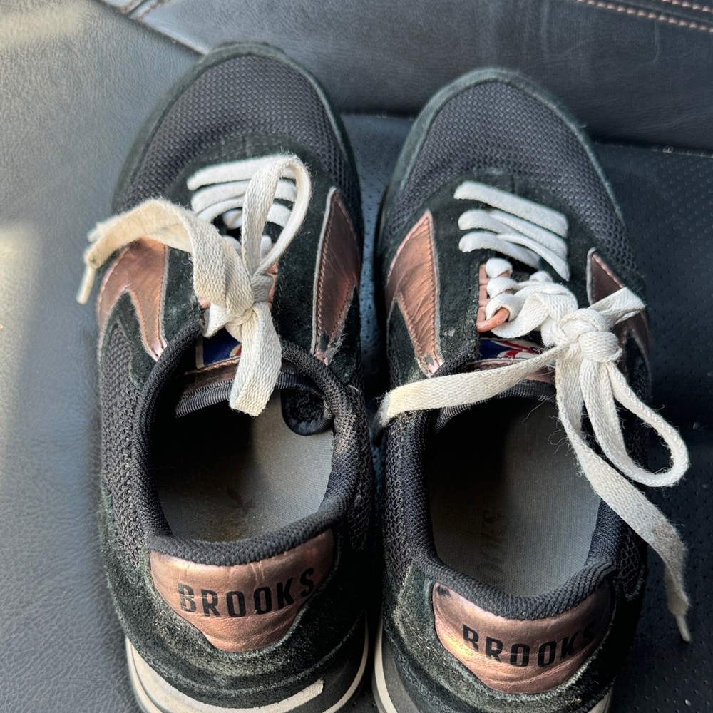 Brooks Black‎ and Gold running shoes gym shoes. Size 8 EUC